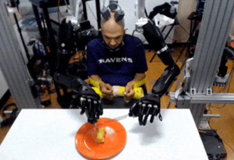 На все робо-руки мастер: современные технологии помогли парализованному мужчине - видео