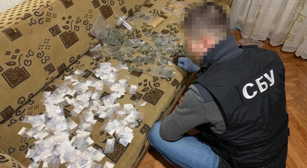 СБУ блокировала деятельность банды, которая продавала наркотики в 15 областях фото
