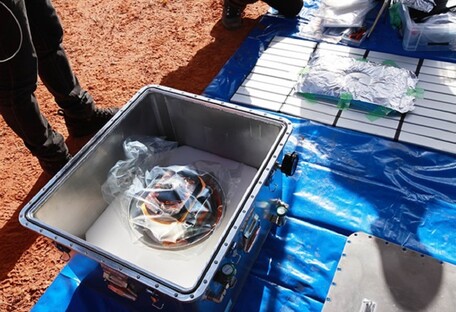 Подарунок з космосу: в капсулі космічного зонду знайшли чорні піщинки – фото 