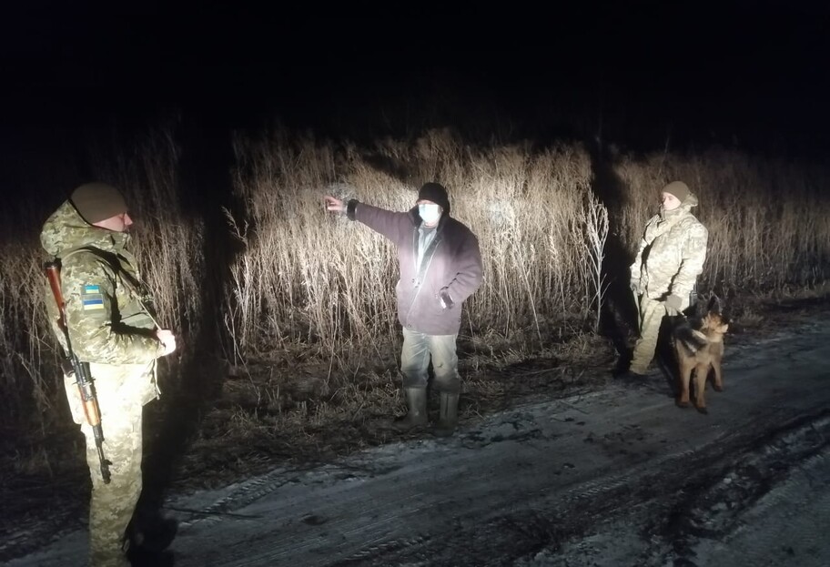 Случай на границе - пробиравшегося ползком из РФ мужчину задержали украинские пограничники - видео - фото 1