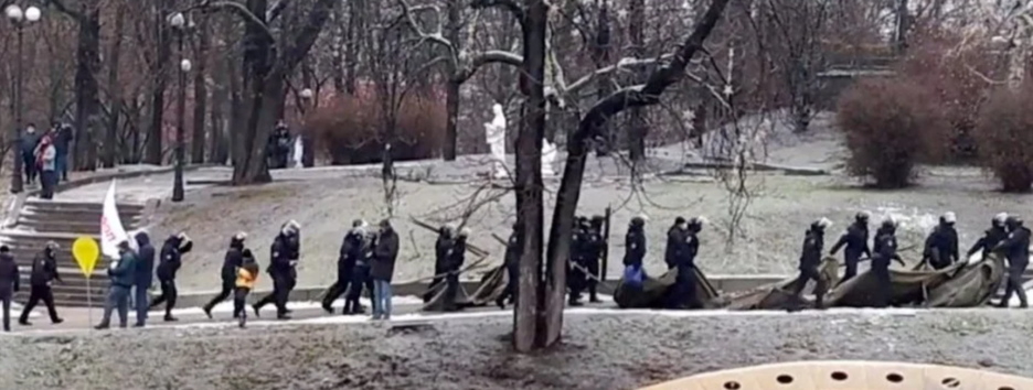 «Стоп локдаун»: на Майдане произошли столкновения между протестующими и полицией - видео