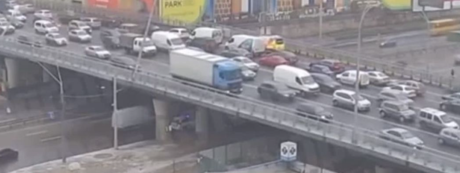 «Уставшие» столбы: все подробности ЧП на Шулявском мосту в Киеве - видео