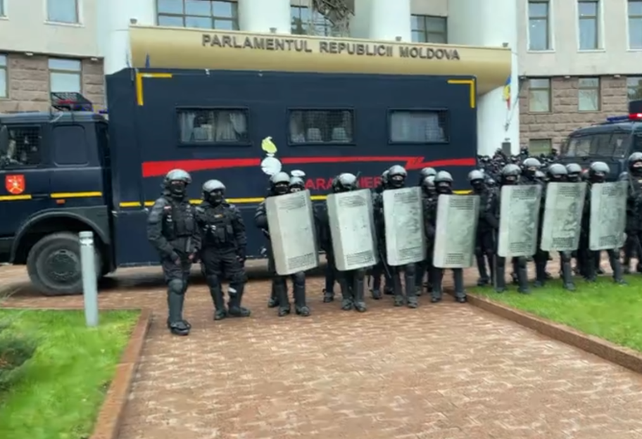 Жесткое противостояние и штурм парламента: в Молдове проходят протесты фермеров - фото, видео - фото 1