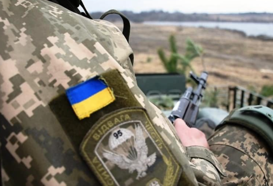 Война на Донбассе - украинский военный получил ранение в результате снайперского огня - фото 1
