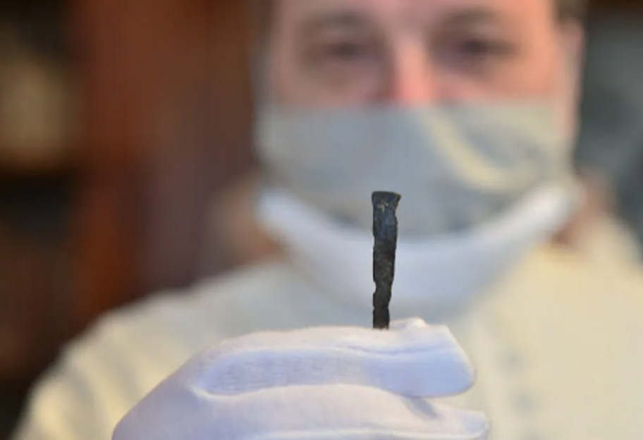 Археологическая находка - в тайной комнате нашли гвоздь из креста Иисуса - фото - фото 1