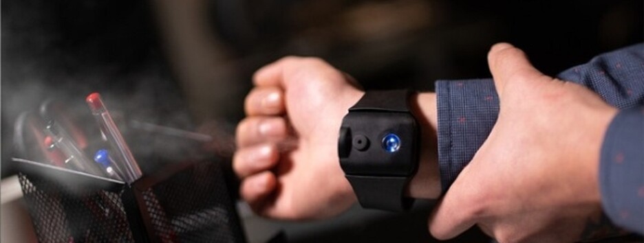 Гаджет епохи пандемії: браслет, що стріляє антисептиком - відео