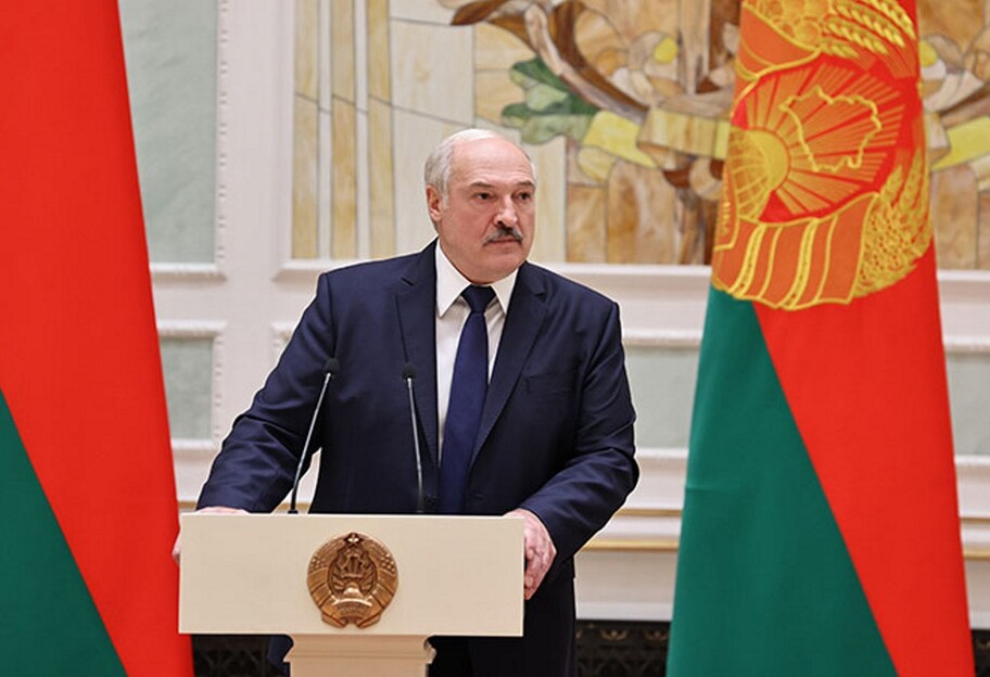 Лукашенко заявил о ввозе в Беларусь тонн оружия из Украины, в МИД отреагировали - фото 1