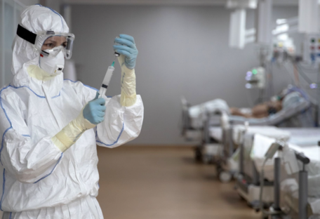 «Навчитися жити з СOVID-19»: в ВООЗ розповіли про майбутнє пандемії коронавируса