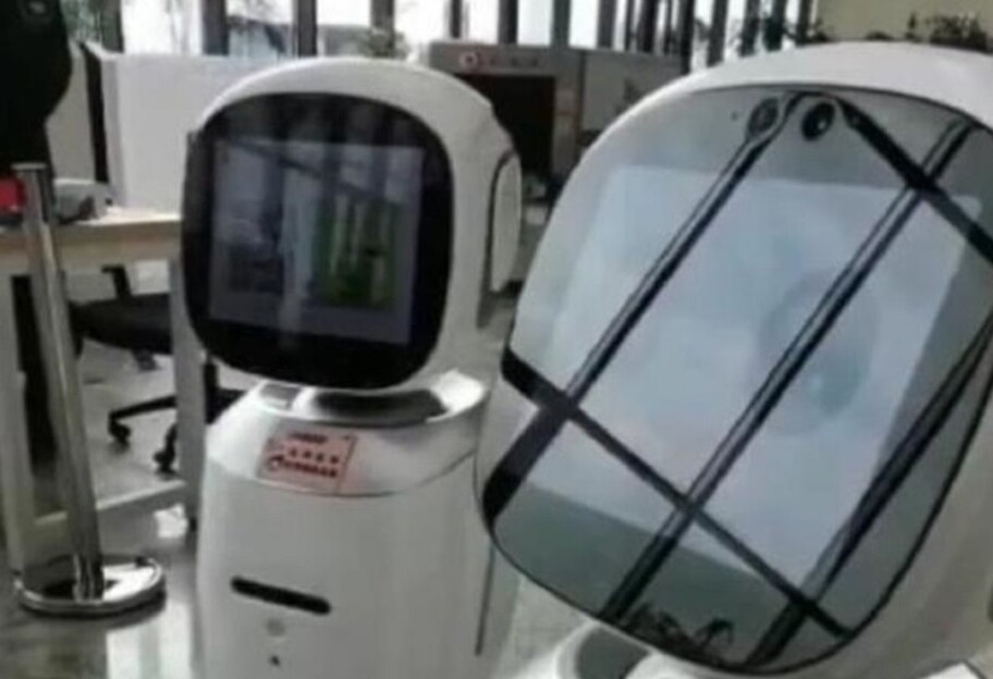 Ссора роботов - как возник конфликт машин из-за посетителя библиотеки - видео - фото 1