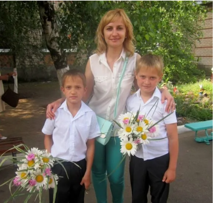 На фото Ярослав Потапенко с одноклассниками