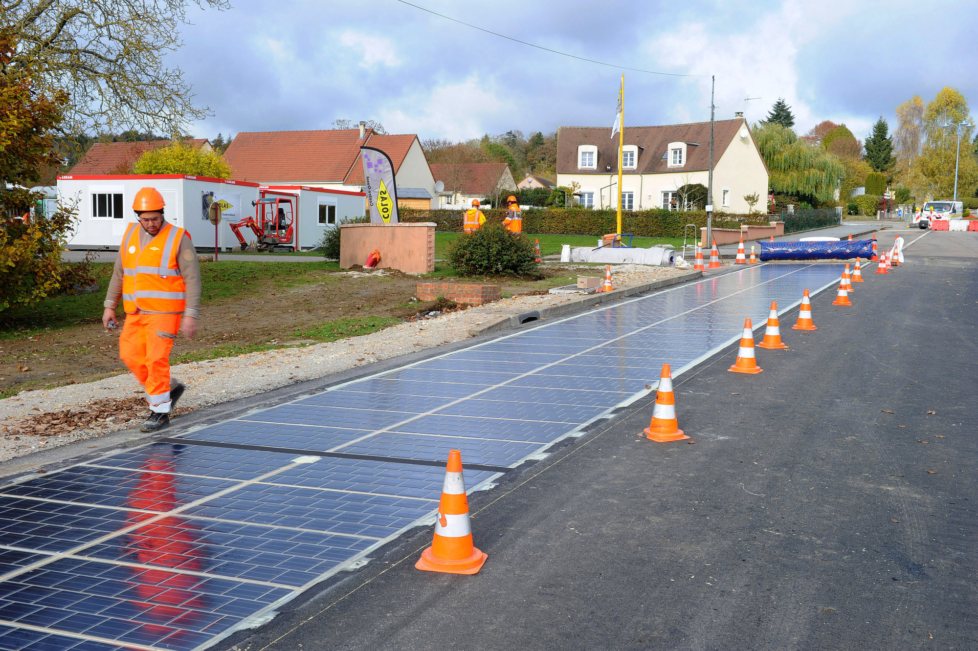 Future roads. Solar roadways (солнечные дороги. Умная дорога Solar roadways. Дорога из солнечных батарей во Франции. Дорожное покрытие.
