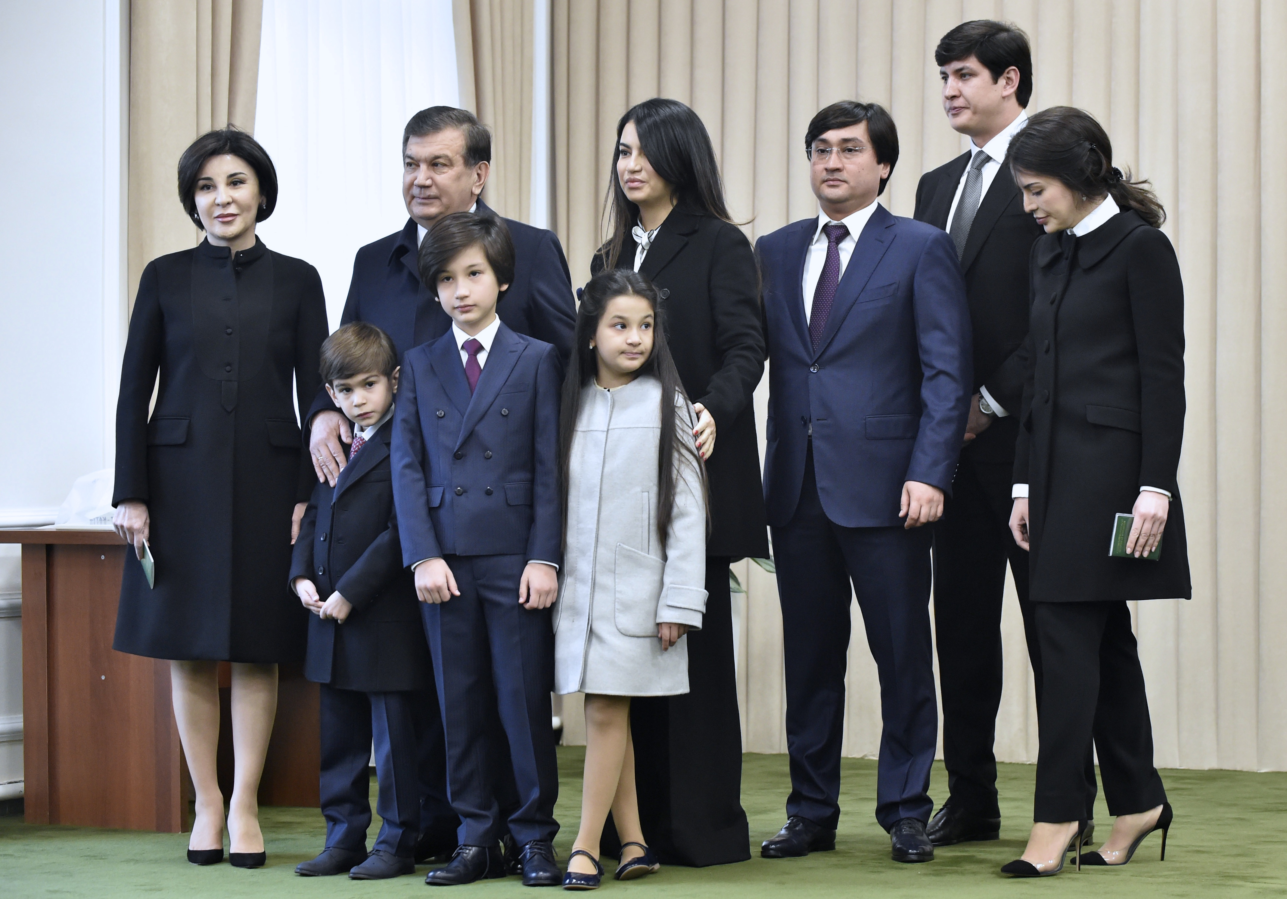 Семейное фото на выборах. Жена президента Шавкат Мирзияев. Зироатхон Мирзиёева.