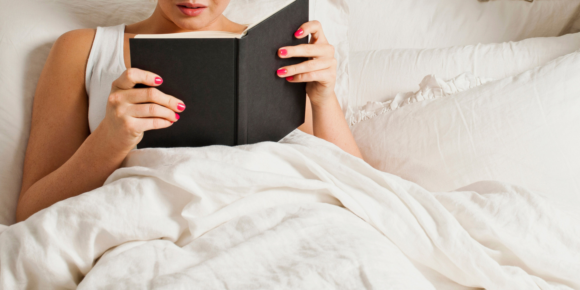 Подготовка постели. Чтение в постели. Девушка в постели с книгой. Чтение книги в кровати. Девушка читает в кровати.