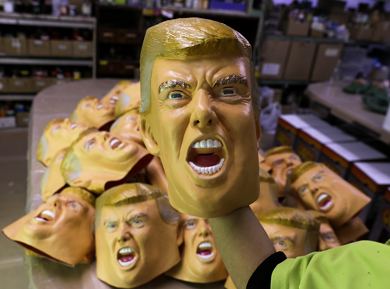 В Токио хорошо подготовились к инаугурации Трампа и сделали вот такие вот ужасающие маски