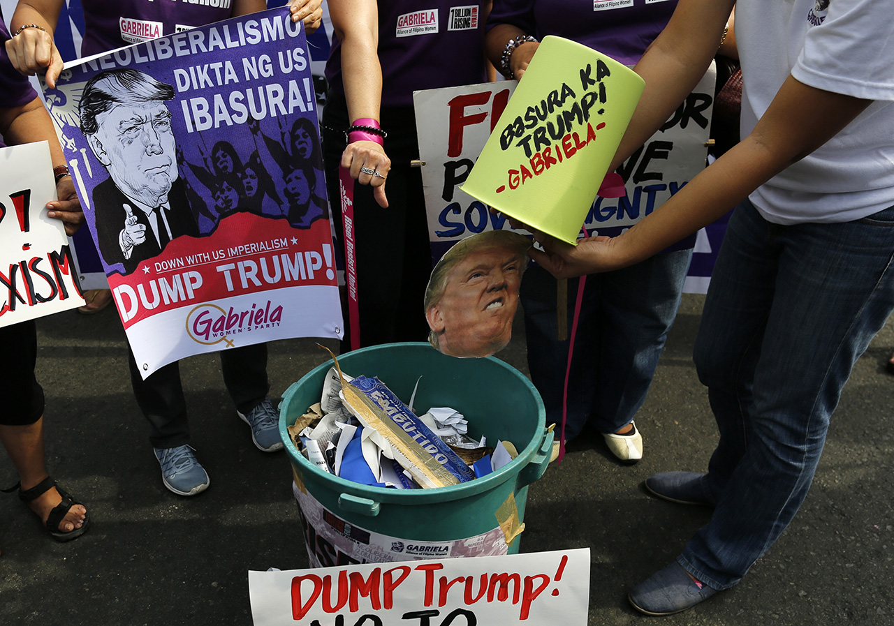 Портрет Трампа в мусорном ведре. Так выглядит протест по-филиппински