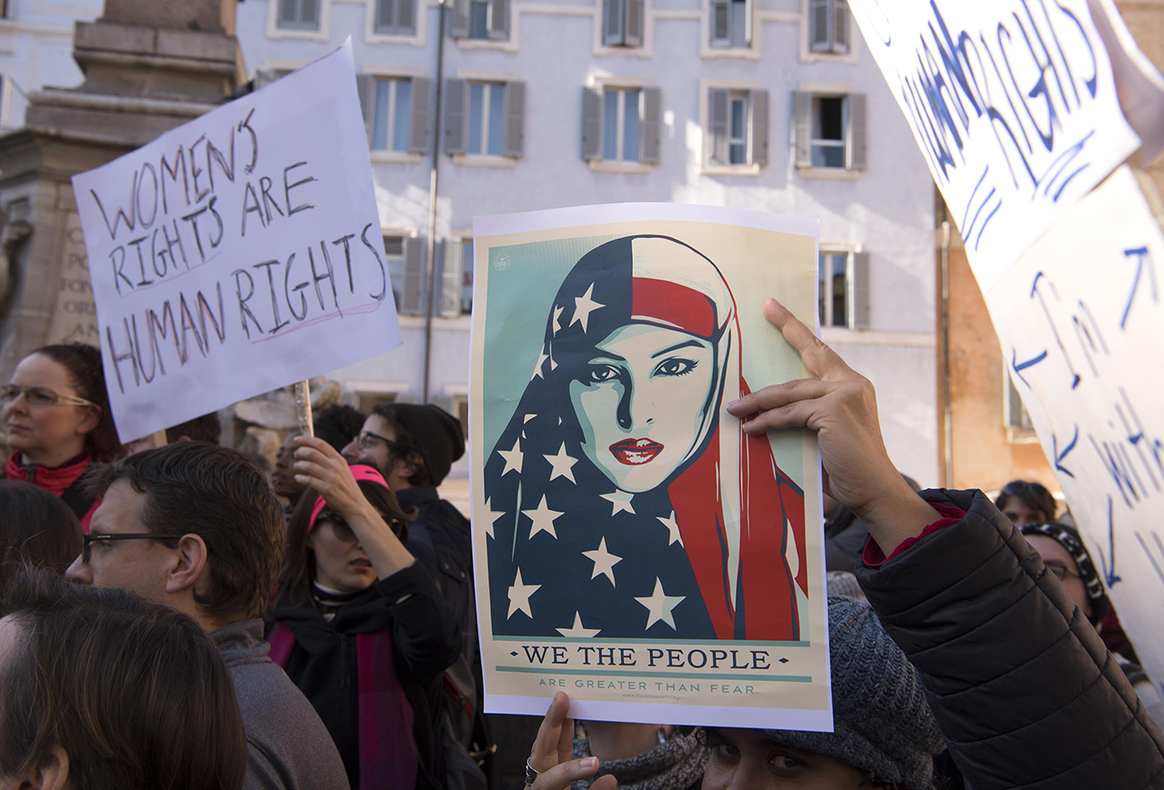 Итальянские женщины вышли на акцию протеста с лозунгом "Права женщин - это права человека"