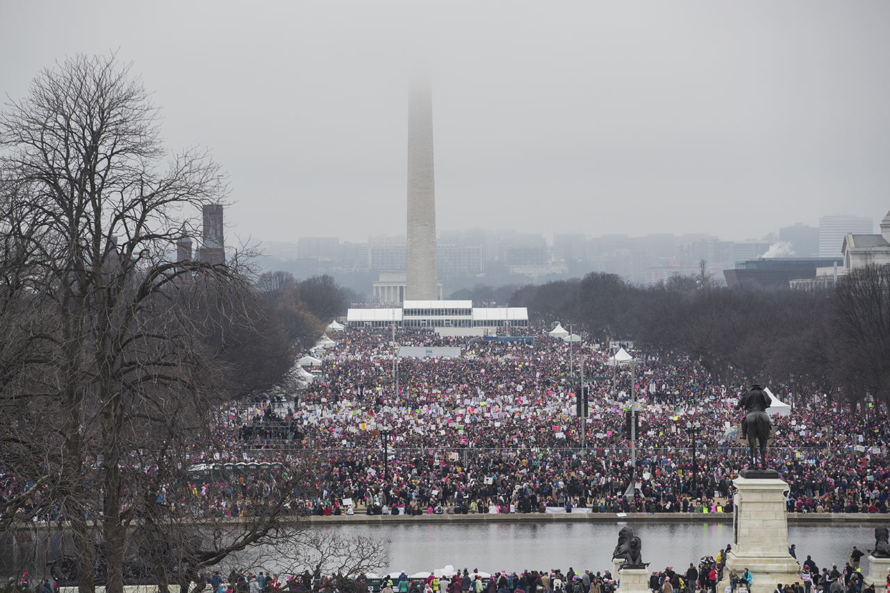 Тысячи людей в Вашингтоне митингуют в защиту свободы прессы, женщин и прав человека