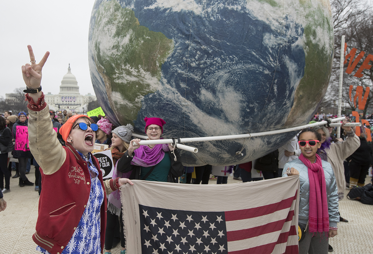 В Вашингтоне люди принесли на акцию протеста макет земного шара