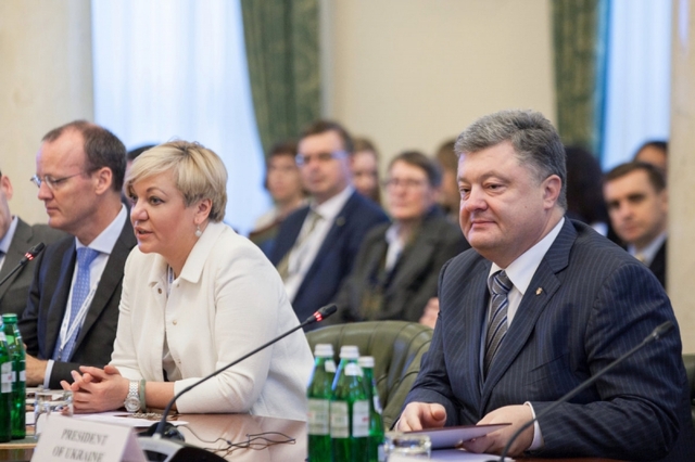 В 2015 году на девальвации гривны Порошенко заработал 47 млн грн Фото: пресс-служба НБУ