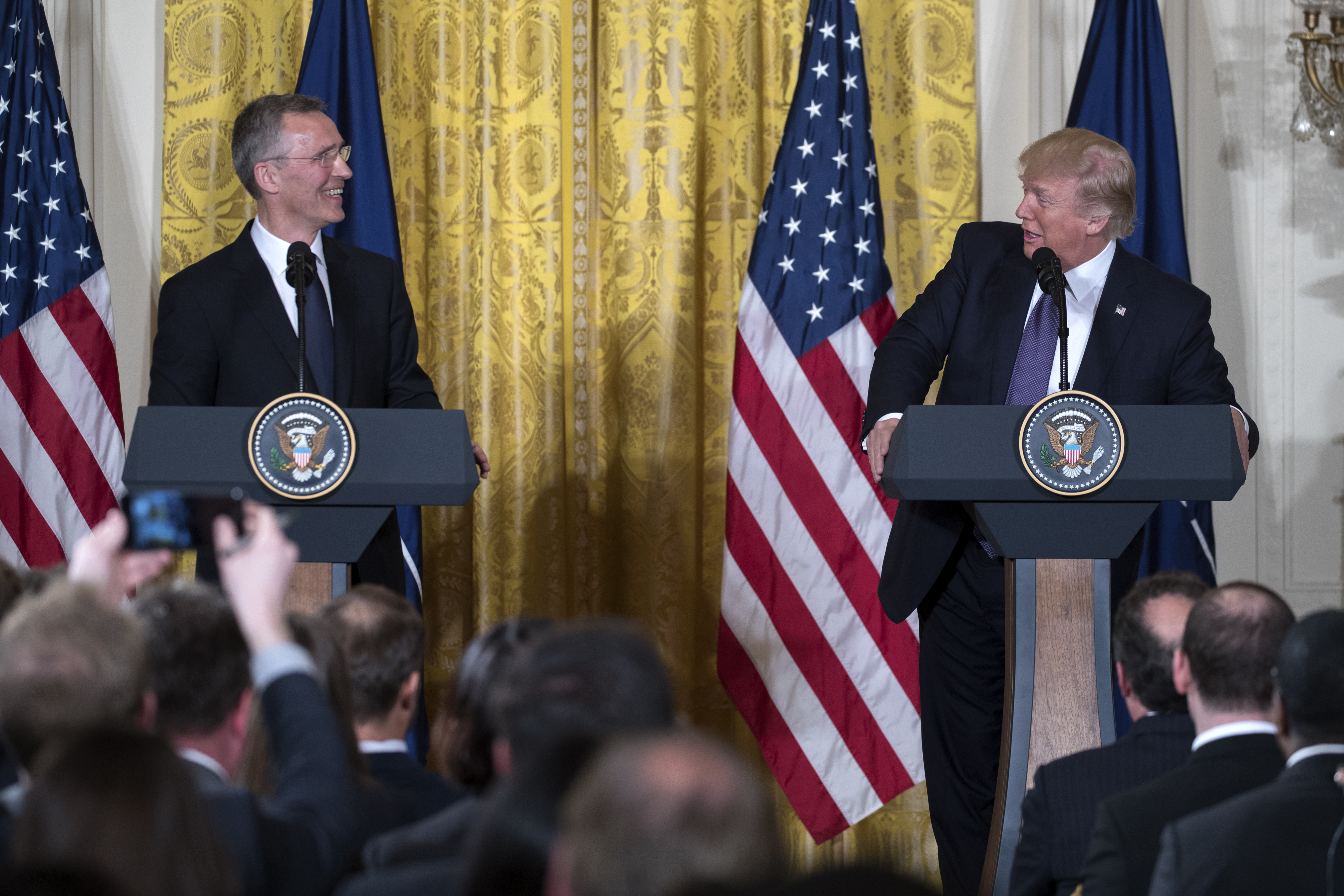 Генеральный секретарь НАТО Йенс Столтенберг и президент США Дональд Трамп. Фото: EPA