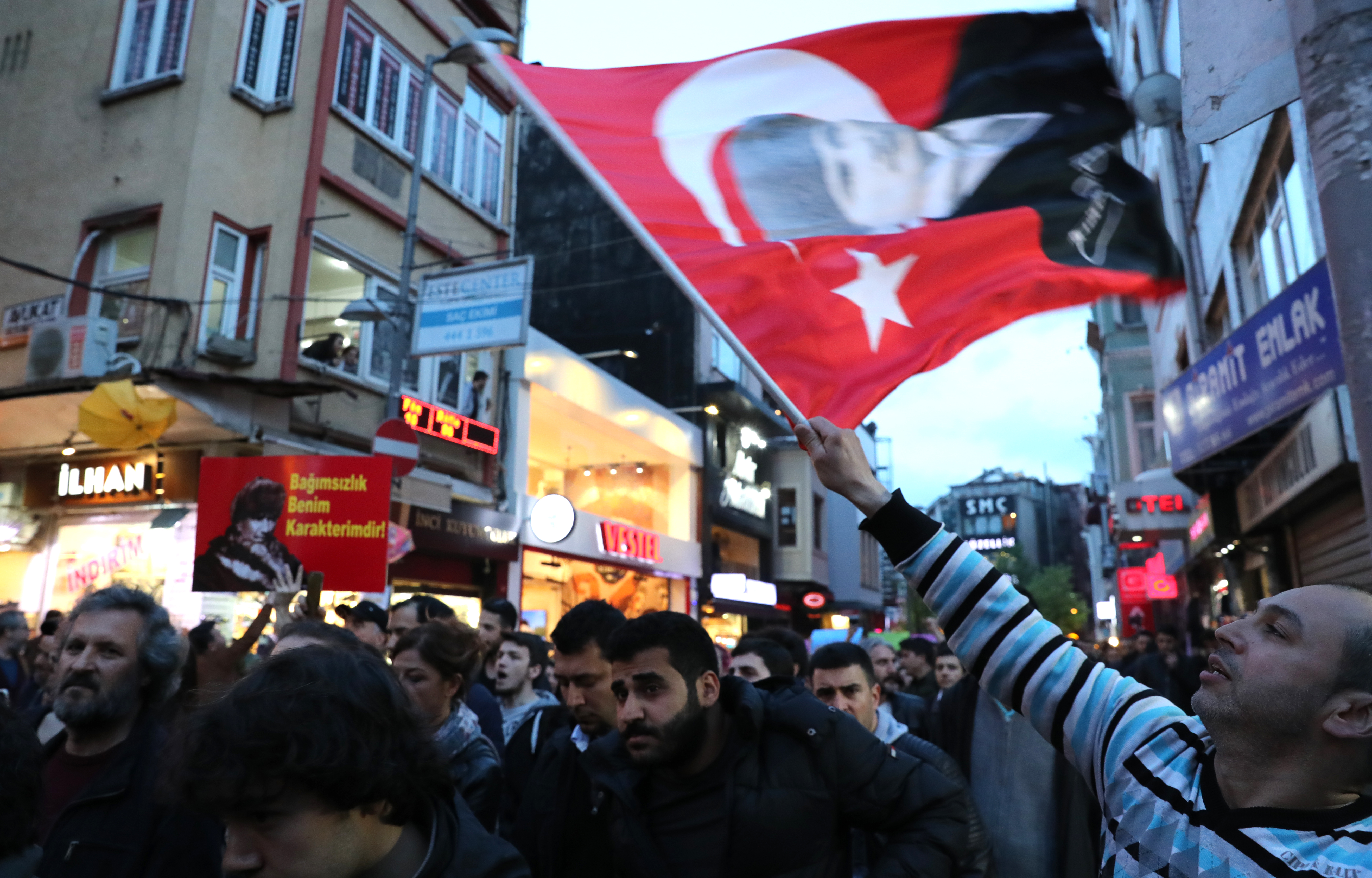 Протесты против референдума в Турции. Фото: EPA