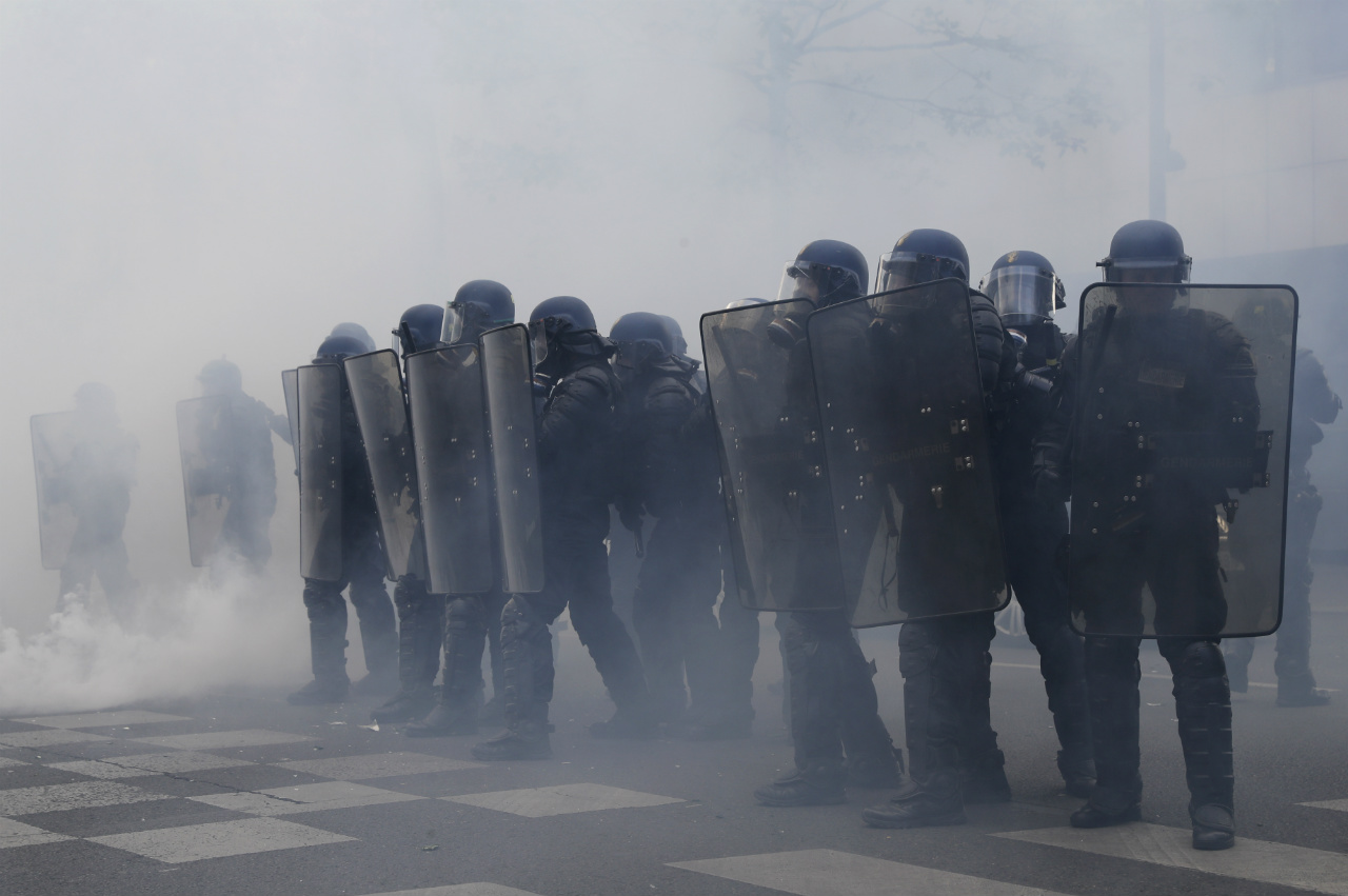 Французские полицейские на демонстрации в Париже