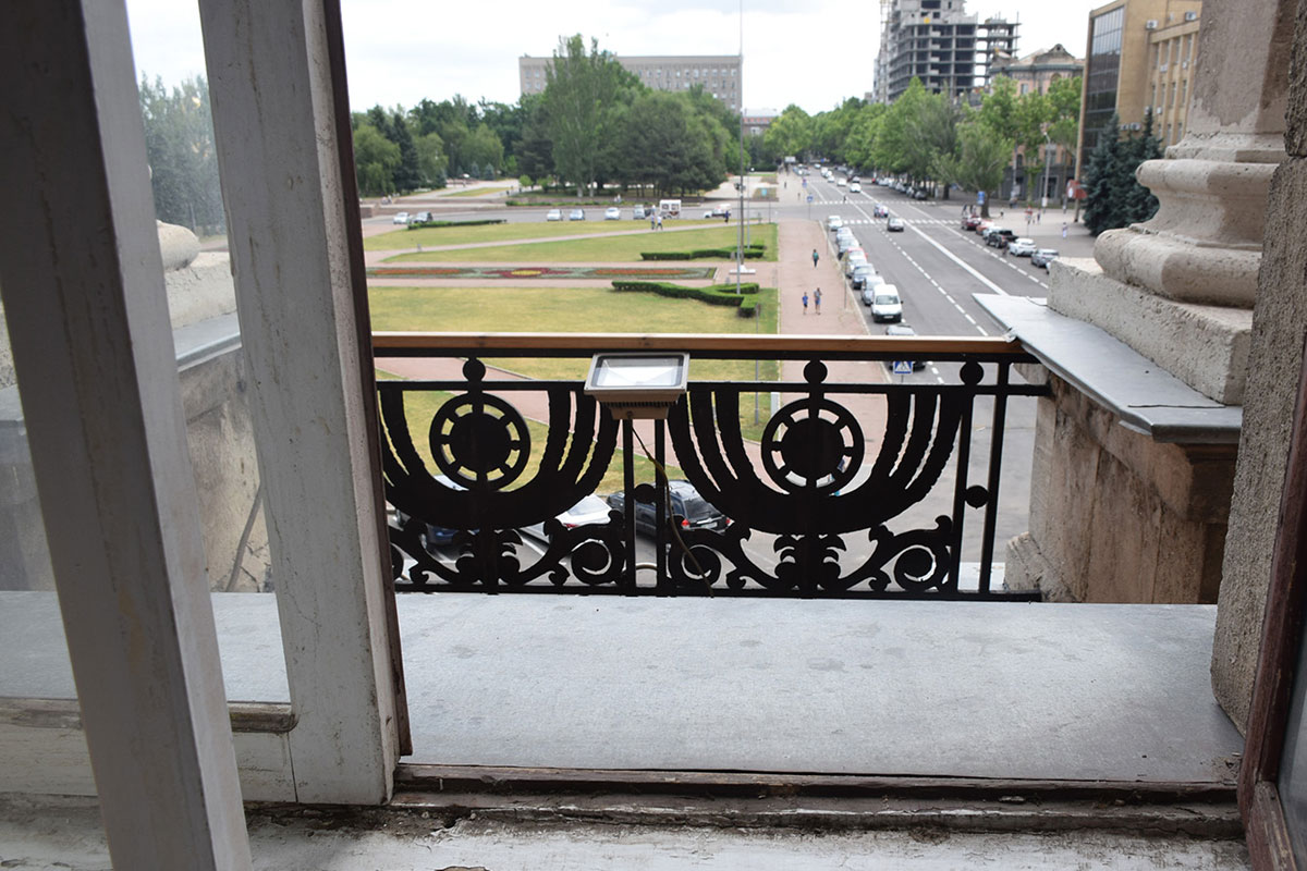 Окно, через которое мэр сбежал из кабинета. Фото НикВести
