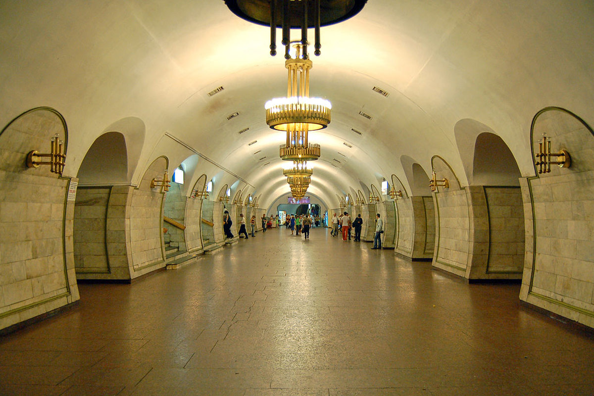 Станция метро "Площадь Льва Толстого"