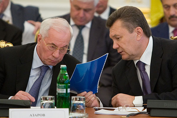 Николай Азаров и Виктор Янукович не жалели денег для пенсионеров. Особенно перед выборами