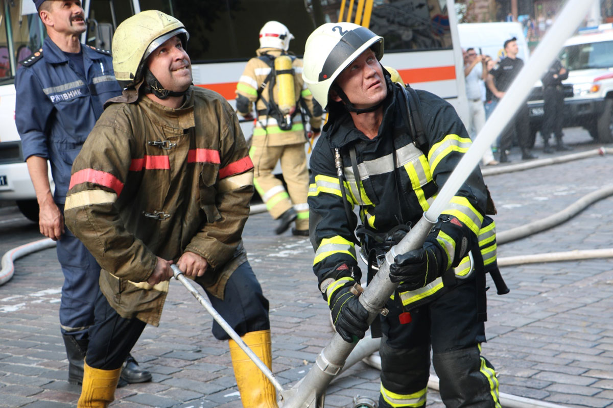 Сотрудники ГСГЧ тушат пожар / Источник: dsns.gov.ua