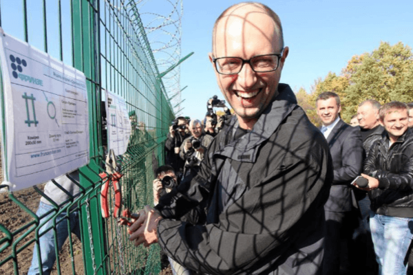 Соратники Арсения Яценюка добились увеличения финансирования для амбициозного проекта "Стена", инициированного экс-премьером