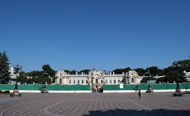 Зеленый забор стал неотъемлемой частью Мариинского дворца в Киеве, на который власти продолжают тратить десятки миллионов гривен в год