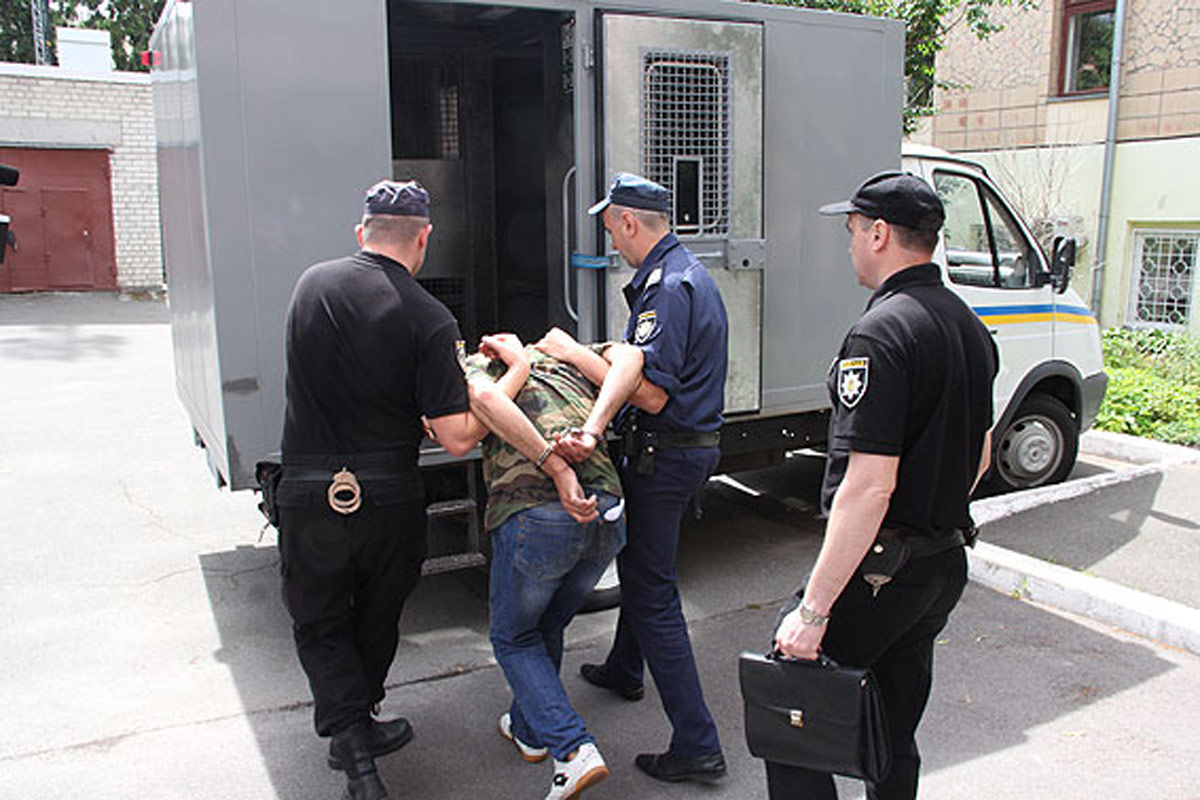 Конвоирование одного из арестованных / Источник: cn.npu.gov.ua