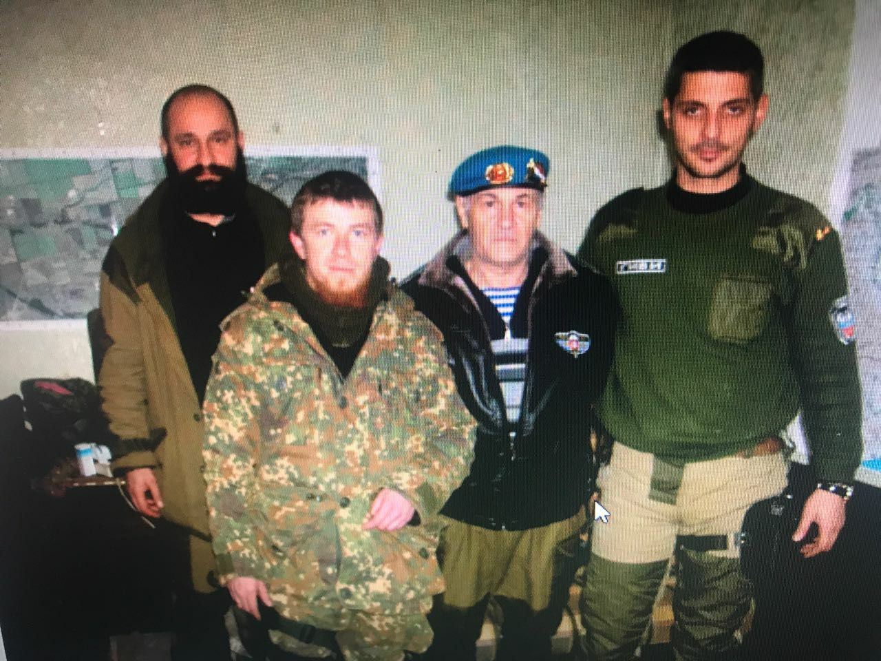 Задержанный Валерий Гратов (в центре между "Гиви" и Моторолой"). Фото: Олег Слободян