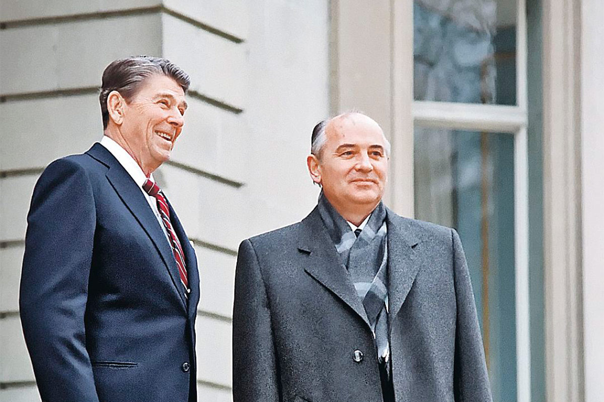 Рональд Рейган (слева) и Михаил Горбачев / Источник: wikimedia.org