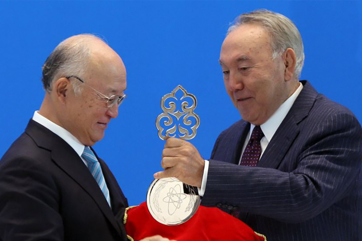 Глава МАГАТЭ Юкия Амано и Нурсултан Назарбаев (справа) / Источник: facebook.com/Reuters