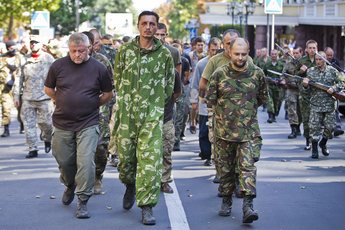 Колонна бойцов ВСУ, захваченных в заложники / Источник: garmata.org
