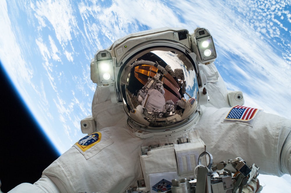 Астронавт Майк Хопкінс 23 грудня 2013 року вийшов у відкритий космос, щоб замінити насосний модуль на зовнішній стороні МКС
