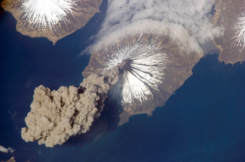 Вулкан Клівленд на Алясці вивергає пил і золу в атмосферу в травні 2006 року