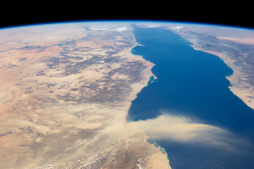 Красное море между Египтом (слева) и Саудовской Аравией (справа)