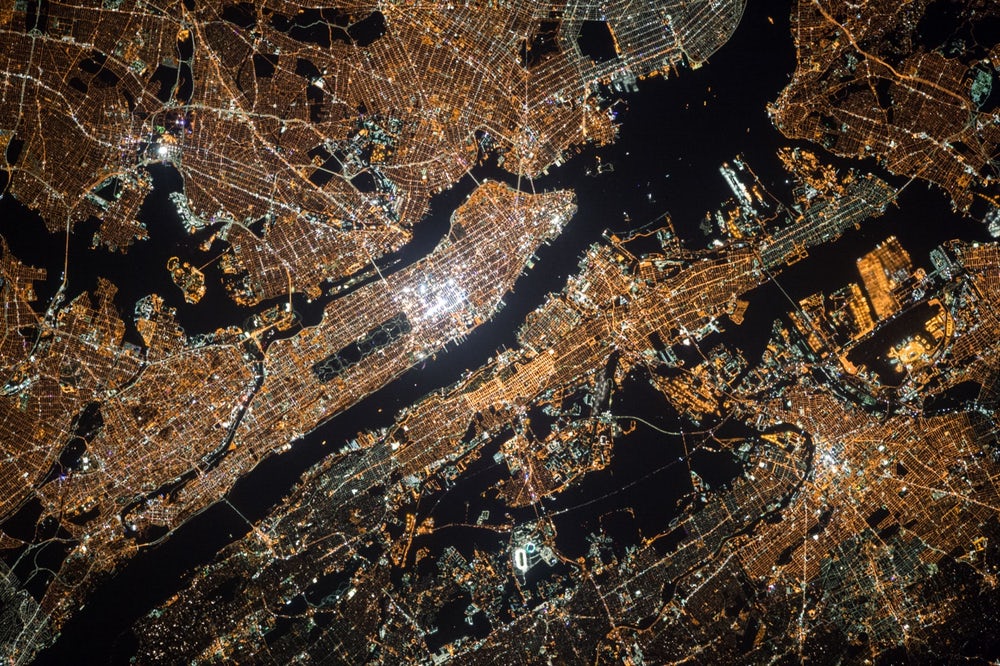 Яркие огни Нью-Йорка, снятые космонавтом Олегом Кононенко