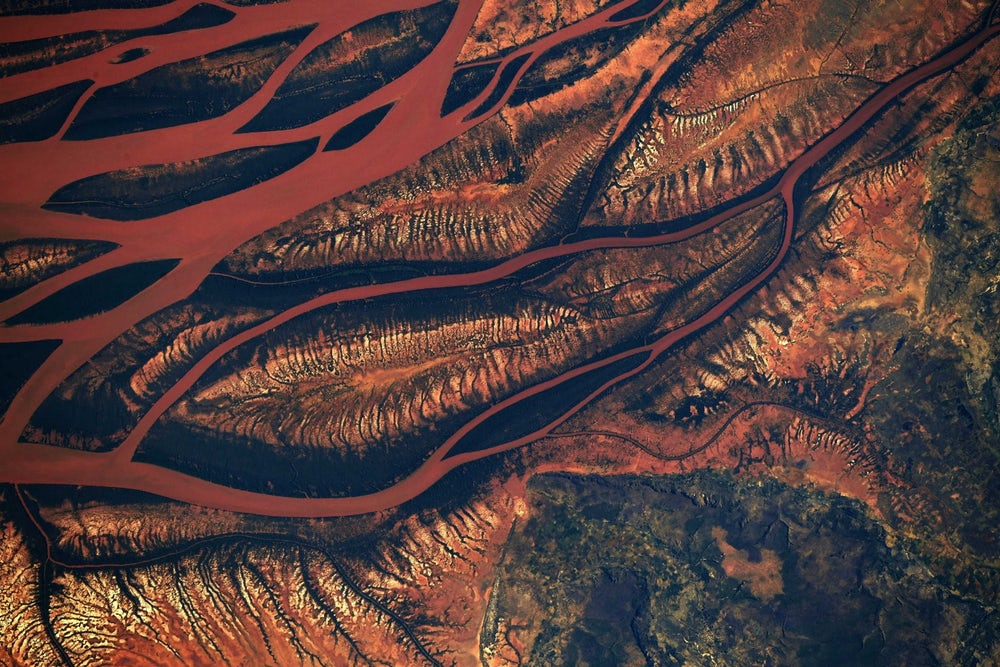 Красно-коричневая река Бецибука (Мадагаскар) несет свои воды в море. Ее необычный цвет - признак экологической катастрофы: из-за вырубки лесов процесс эрозии почвы значительно ускорился