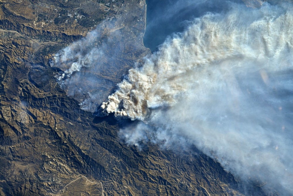 В декабре 2017 года Рэнди Брезник заснял зловещий шлейф дыма над Южной Калифорнии во время лесных пожаров