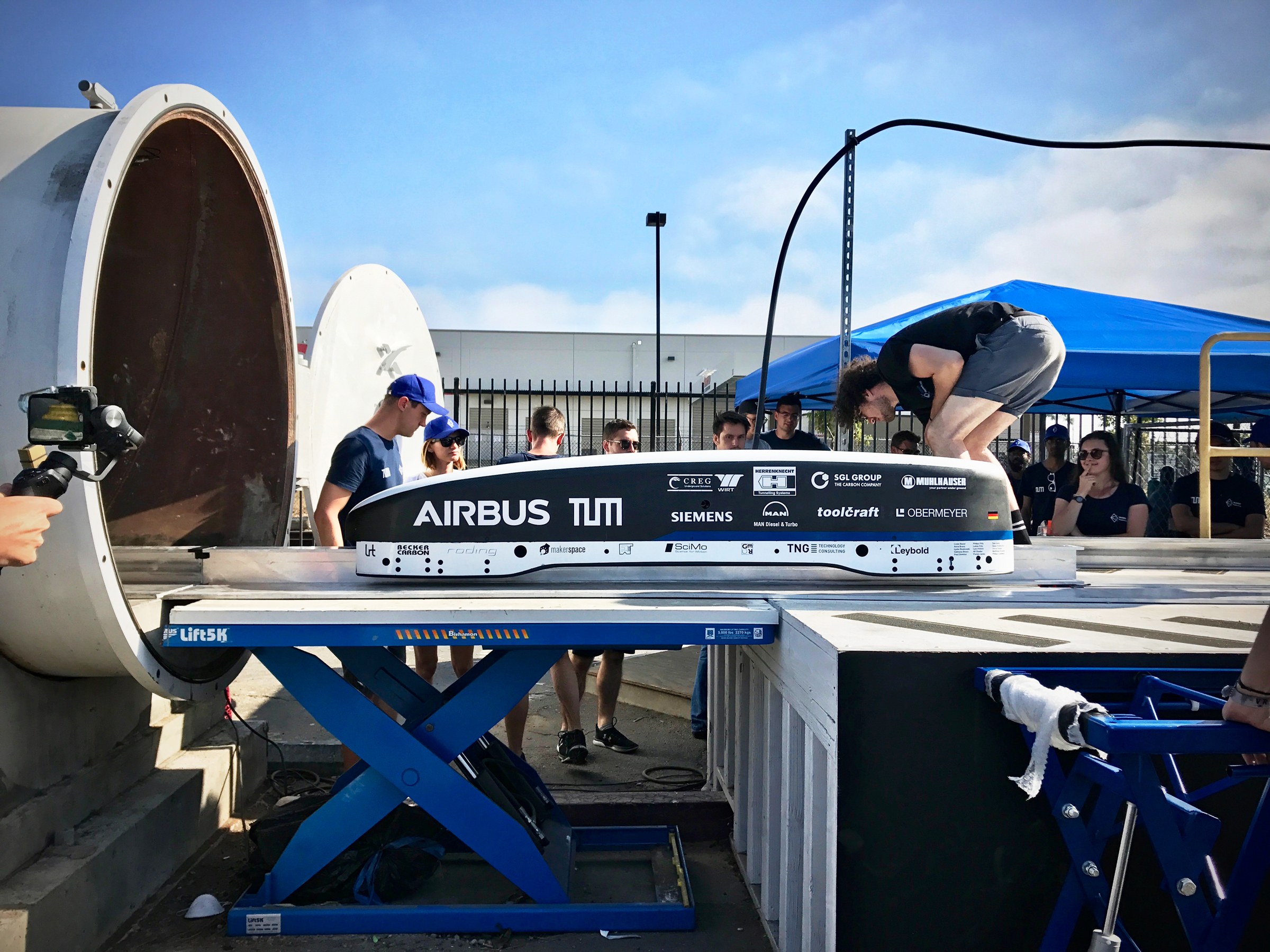 На соревнованиях Hyperloop pod competition команды испытывают уменьшенные прототипы капсул Hyperloop